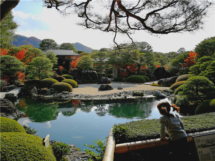 徐偉林  照片主題為“思”小女孩以湖為鏡在思考，為什么日本的園林能做的這么精細？主要原因是日本人在對工作的態度與工作的熱情度。.jpg