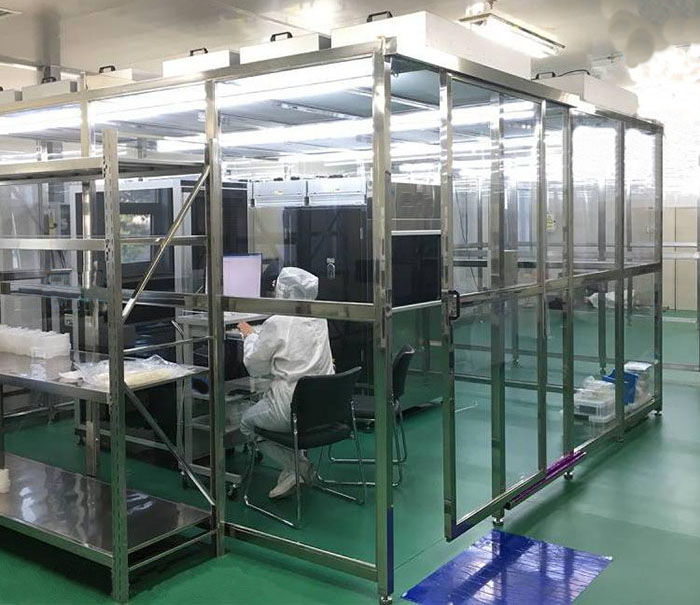 百級(jí)潔凈棚配置由FFU、初效過濾器、高效過濾器過濾，再加風(fēng)淋室、傳遞窗等凈化設(shè)備才能達(dá)到效果。