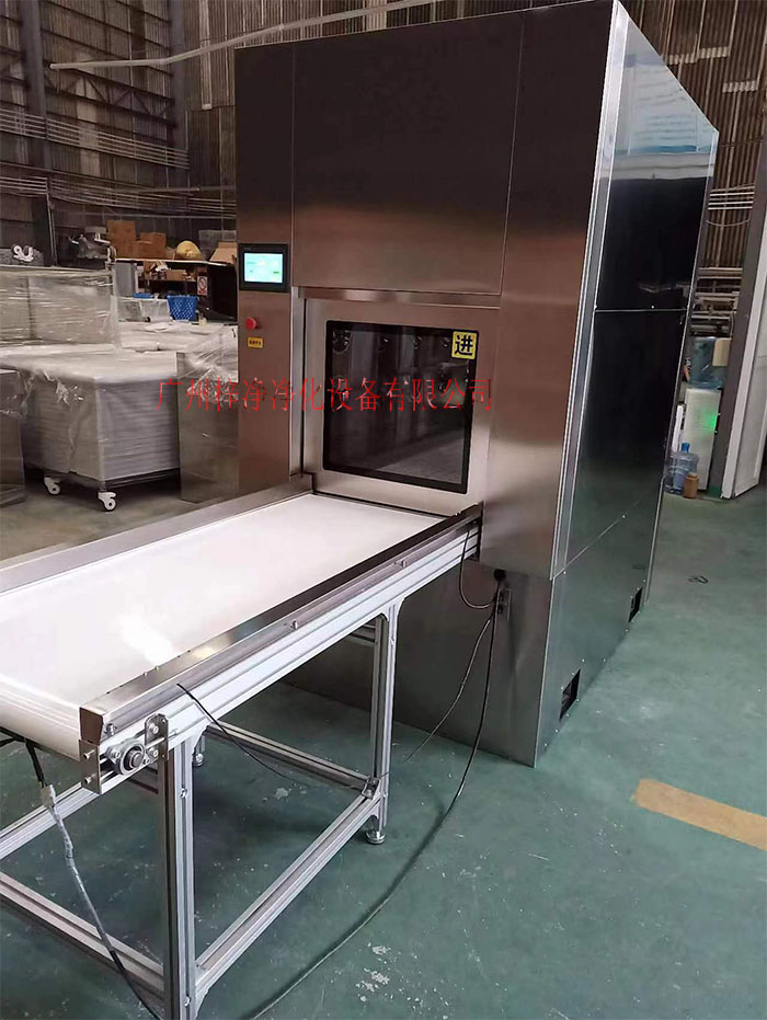 輸送帶傳遞窗還可吹淋被傳遞物品的表面，防止物品可能攜帶塵埃進(jìn)入潔凈室。