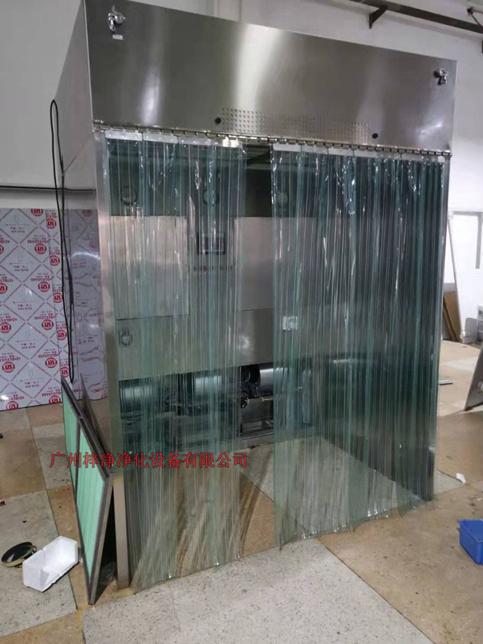 潔凈層流采樣車具體要求；從室內(nèi)空氣經(jīng)過初效過濾器，從高效空氣過濾器出風(fēng)，配無隔板高效過濾器過濾效率為：99.99@0.3μm和G4級(jí)初效過濾器，確保凈化級(jí)別，靜態(tài)100級(jí)美聯(lián)邦209E標(biāo)準(zhǔn)；