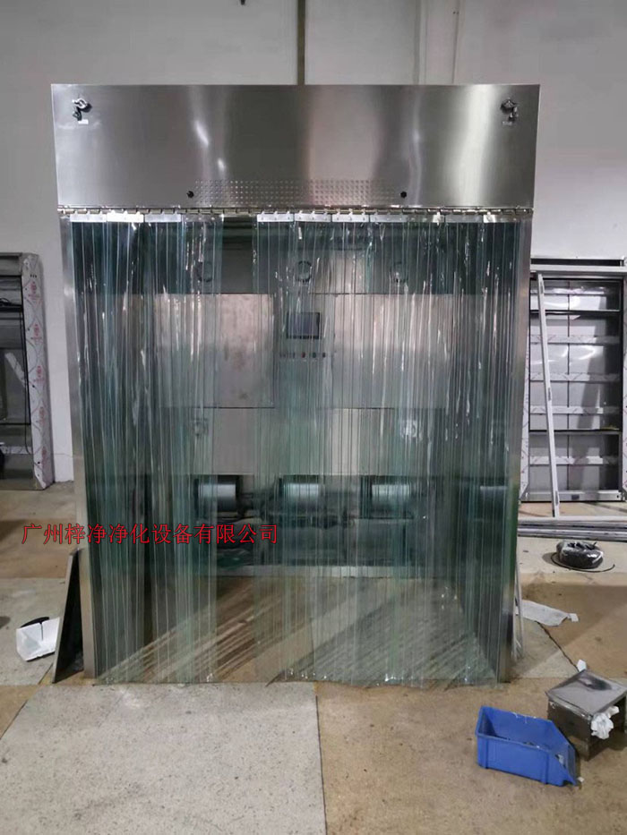 潔凈層流采樣車具體要求；從室內(nèi)空氣經(jīng)過初效過濾器，從高效空氣過濾器出風(fēng)，配無隔板高效過濾器過濾效率為：99.99@0.3μm和G4級(jí)初效過濾器，確保凈化級(jí)別，靜態(tài)100級(jí)美聯(lián)邦209E標(biāo)準(zhǔn)；