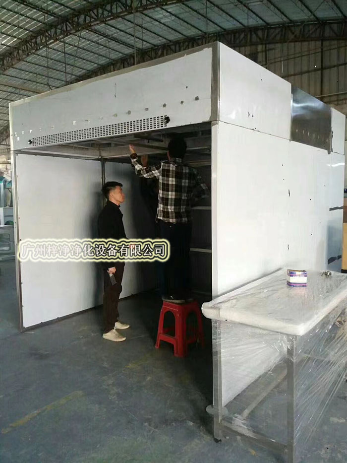 負(fù)壓稱量房又稱作負(fù)壓稱量間、負(fù)壓稱量室、負(fù)壓稱量罩或負(fù)壓稱量單元