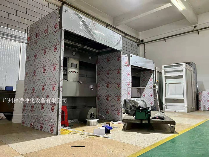 負(fù)壓稱量室在制藥行業(yè)中，潔凈室是確保藥品生產(chǎn)過程符合衛(wèi)生標(biāo)準(zhǔn)的重要設(shè)施。