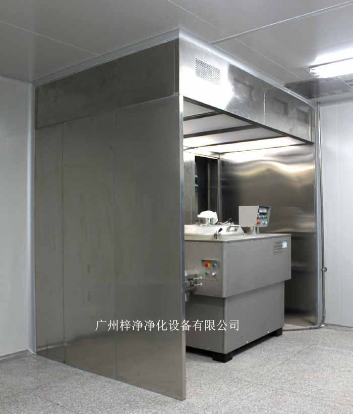 負(fù)壓稱量室由蜂鳴器、風(fēng)速傳感器、PAO注入口、DOP檢測口、中效壓差表、初效壓差表、高效壓差表、集中控制屏、防塵插座、回風(fēng)網(wǎng)孔板、排風(fēng)網(wǎng)孔、啟動(dòng)按鈕、急停、風(fēng)機(jī)箱、風(fēng)機(jī)、初效過濾器、液槽高效過濾器、照明燈具、均流膜、無隔板高效過濾器幾大部件組成的。